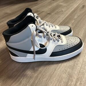 Nike Mens size 9 Court Visions